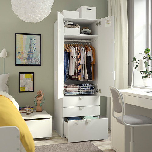 Un armario de dormitorio bien organizado con ropa y almacenamiento, con un diseño elegante y funcional para los niños.
