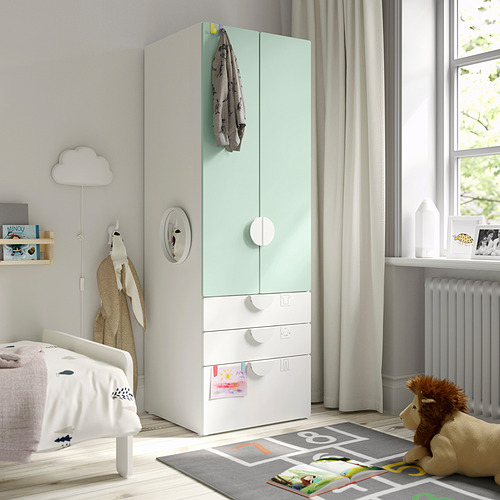 Habitación infantil con armario SMÅSTAD azul, cama, juguetes y león de peluche.