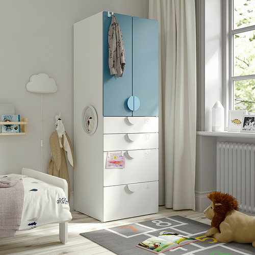 Habitación infantil con gran armario SMÅSTAD. Blanco y azul, alto, se adapta a la ropa. Peluches, libros, ventana grande.