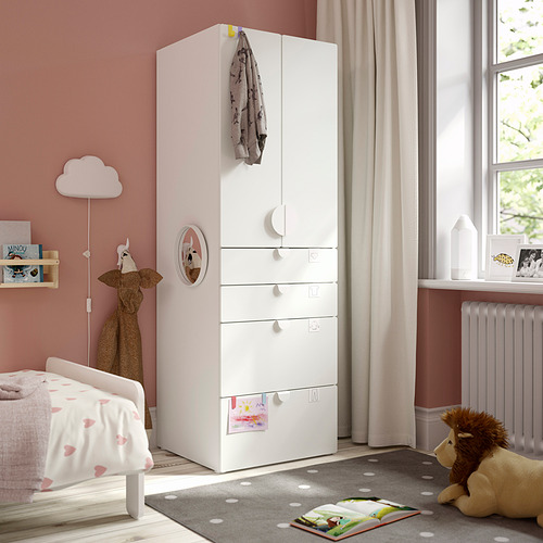Habitación infantil con armario SMÅSTAD blanco, cama pequeña, alfombra de león.