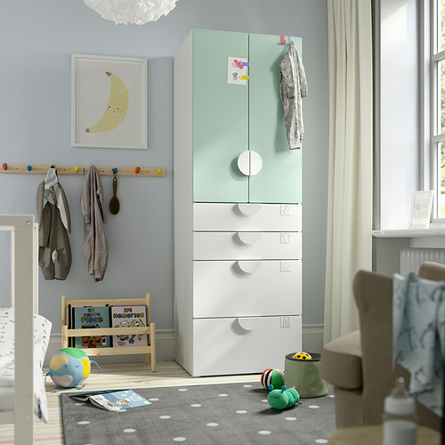 Habitación infantil con armario SMÅSTAD azul claro, juguetes cerca.