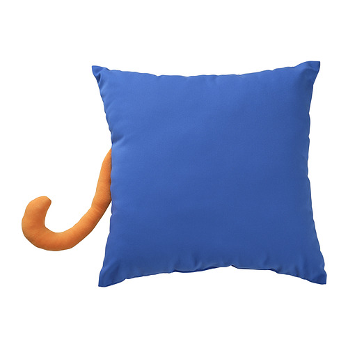 Cojín cuadrado azul con cola de gato naranja; material suave y reciclado.