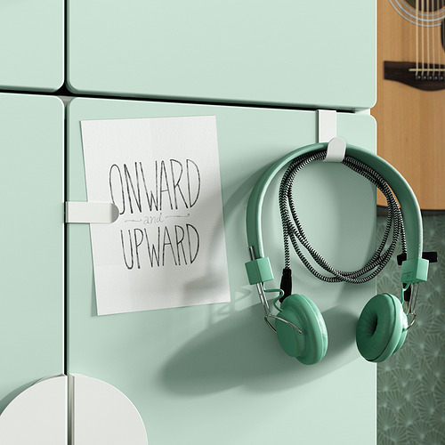 Nevera de color menta con nota pegada hacia adelante y hacia arriba y auriculares, reflejan un tema juvenil y motivador.