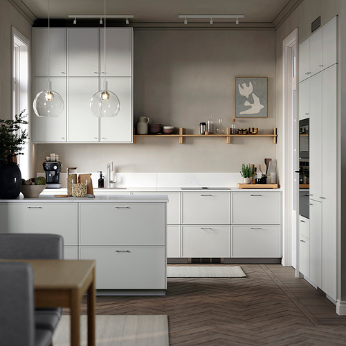 Cocina moderna con gabinetes ASPUDDEN gris claro, piso de madera, luces colgantes y artículos decorativos.