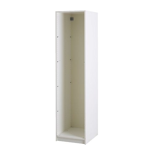 Un marco de armario PAX blanco de ikea. Es alto, estrecho y de frente abierto, diseñado para la organización de bricolaje.