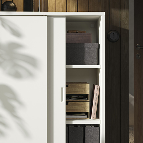 Armario abierto TONSTAD blanco con cajas de almacenamiento negras y de madera. Estantes ajustables, diseño limpio.