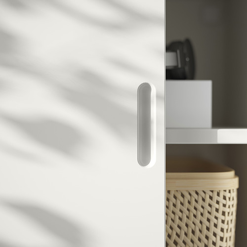 Un banco de televisión TONSTAD en color blanco roto con asa rectangular, de líneas limpias y diseño clásico.