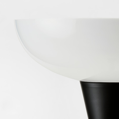 Moderna lámpara de pie blanca con diseño elegante, iluminación ascendente para una iluminación difusa de la habitación.