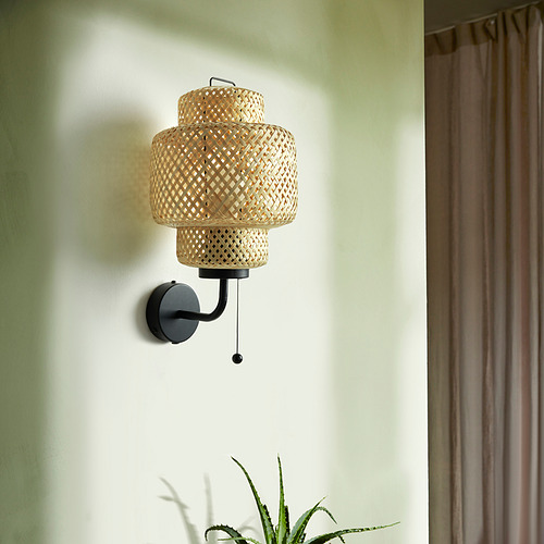 Lámpara de pared SINNERLIG con pantalla de bambú, brillo cálido, perfecta para espacios pequeños.