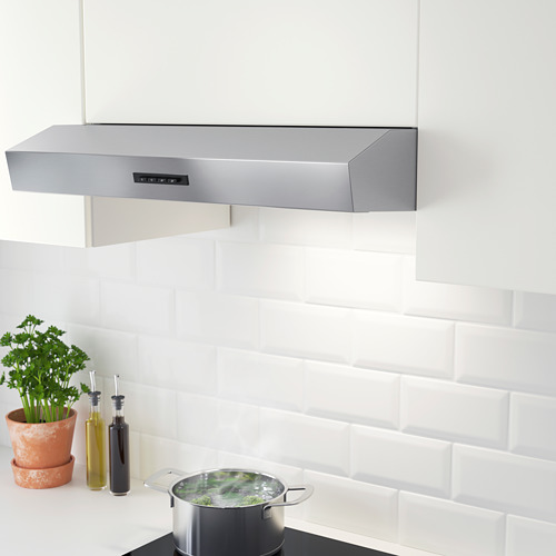 Cocina moderna con campana extractora de acero inoxidable.