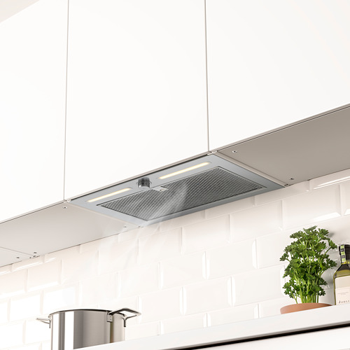 Campana extractora de acero inoxidable con luces led ocultas en el mueble de la cocina, que ofrece un aspecto limpio y una ventilación eficaz.