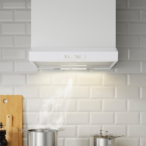Campana de cocina moderna con luces led sobre salpicadero de azulejos blancos, panel de control, conductos o recirculantes.
