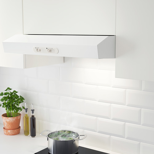 Campana de cocina moderna con luz led, montada en el armario, controlando las velocidades de los ventiladores, cocinando debajo.
