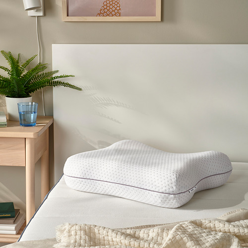 Dormitorio con almohada de espuma viscoelástica ISRANUNKEL, planta y taza.