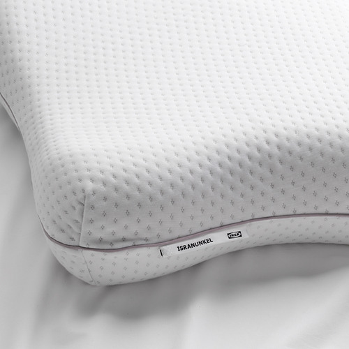Primer plano de una almohada suave y ergonómica con diseño de mariposa abrazable, probablemente espuma viscoelástica, que se muestra sobre un fondo blanco.