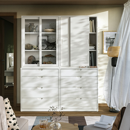 Conjunto de muebles TONSTAD blancos con puertas y cajones de cristal, que exhiben elementos decorativos. Cajones de cierre suave, líneas limpias.