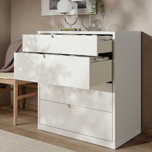 Cómoda blanca limpia con varios cajones, uno abierto y revelador compartimento interior. Diseño moderno con superficies lisas y mangos elegantes.