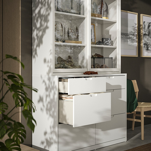 Conjunto de armarios TONSTAD blancos con cajones y expositor de cristal, diseño moderno y minimalista.