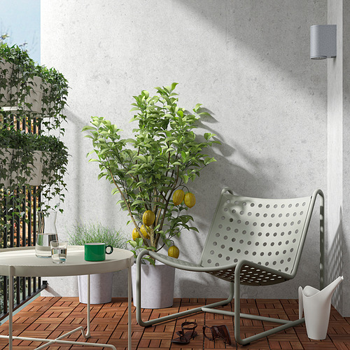 Balcón con silla SKOGSÖN, limonero y accesorios.