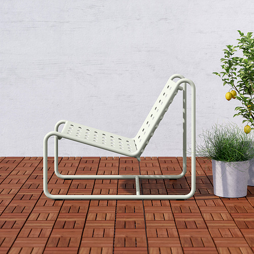 Una elegante silla de exterior reclinable con un asiento perforado sobre una cubierta de madera, que ofrece comodidad y un aspecto moderno.