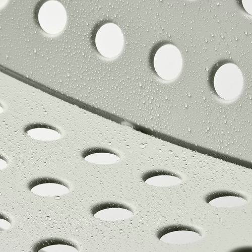 Silla de exterior metálica con asiento perforado y gotas de agua, diseñada para mayor comodidad y durabilidad.