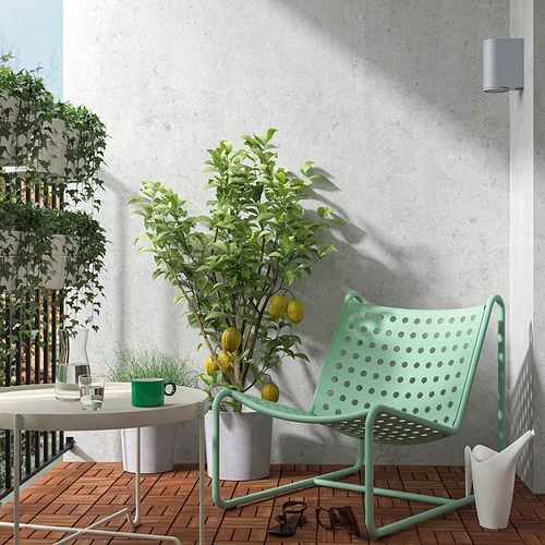 Escena de balcón con silla SKOGSÖN verde menta, limonero, mesa redonda y barandilla.