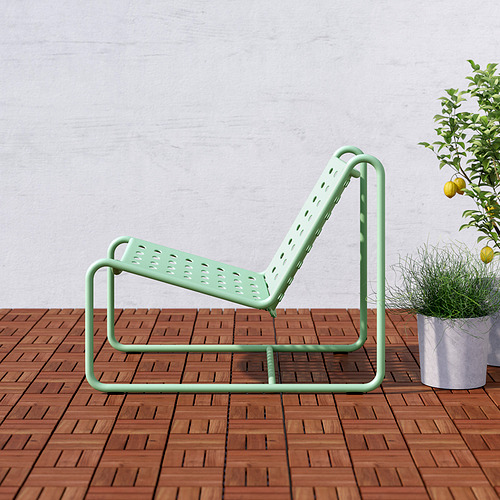 Silla de exterior de metal verde con asiento perforado sobre cubierta de madera, perfecta para relajarse.