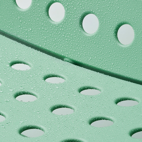 Silla de exterior verde perforada con gotas de agua, diseñada para mayor comodidad y fácil limpieza.