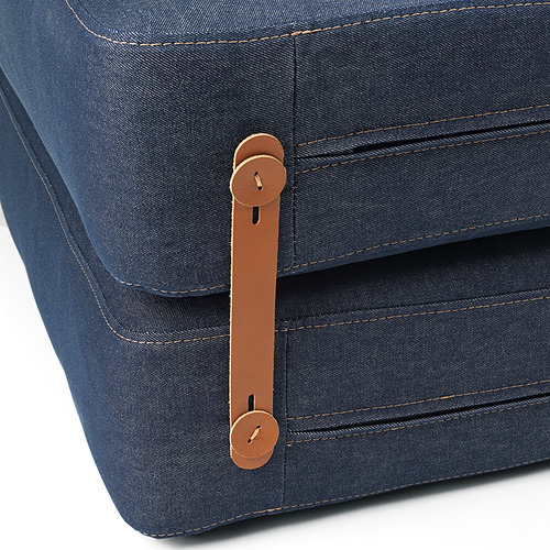 Primer plano de una elegante silla cama vaquera con resistentes correas de cuero marrón y accesorios metálicos seguros, que muestra artesanía de alta calidad.