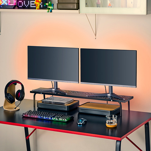 Configuración de escritorio: monitores duales, teclado, mouse, auriculares, soporte para una mejor postura.