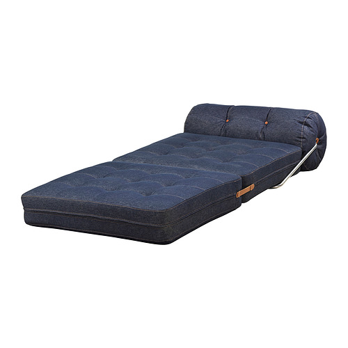 Silla cama VÅRKUMLA de Ikea en denim, con cojines desplegables para dormir.