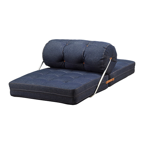 Silla cama plegable vaquera VÅRKUMLA de Ikeas, azul, diseño de dos cojines, compacta y portátil.
