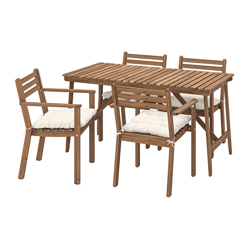 El juego de comedor al aire libre de madera marrón incluye mesa, cuatro sillas y cojines.
