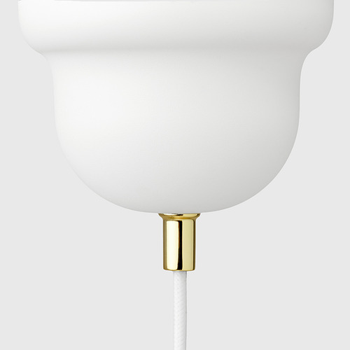 Lámpara colgante de cerámica con detalles dorados y cordón blanco, que muestra un diseño elegante y una artesanía de alta calidad.