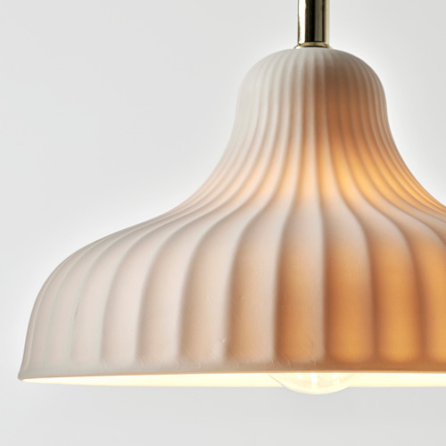 Primer plano de la lámpara colgante moderna con pantalla texturizada acanalada, luz cálida brillante desde el interior, colgando del tallo metálico.
