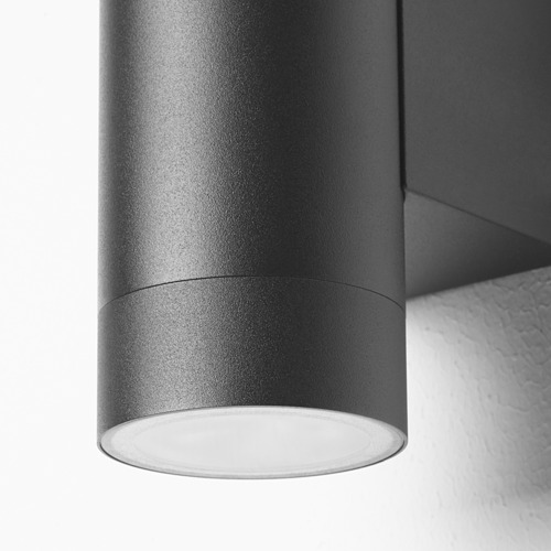 Moderna lámpara de pared negra para exteriores con un diseño elegante, dos bombillas para una iluminación brillante y un elegante efecto de pared.