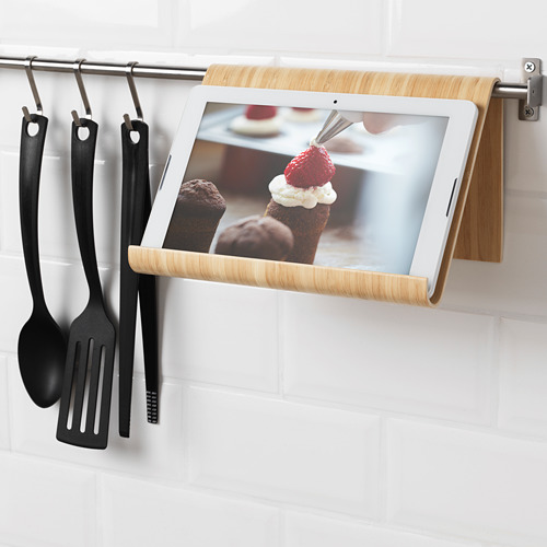 Soporte para tableta y libro de cocina montado en el riel de la pared de la cocina, liberando espacio en el mostrador, mostrando la receta en la pantalla.