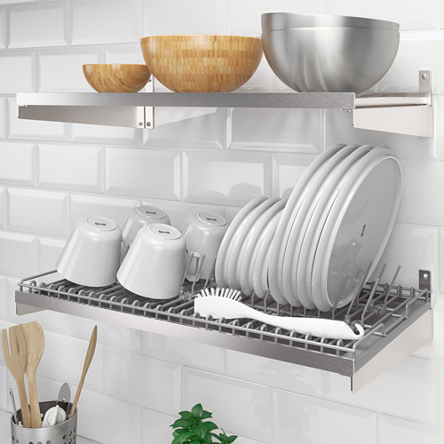 Estante metálico para platos en la pared con tazas, tapas, platos, tazones y utensilios de cocina; Inspirado en las cocinas profesionales.