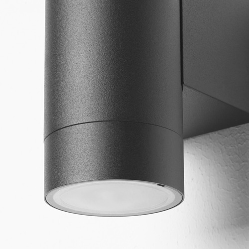 Lámpara de exterior moderna con luz cálida.