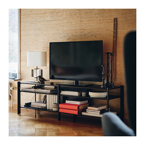 Mueble de TV minimalista: JÄTTESTA, negro y bambú, elegante, estantes redondeados, patas de metal, ideal para la sala de estar.