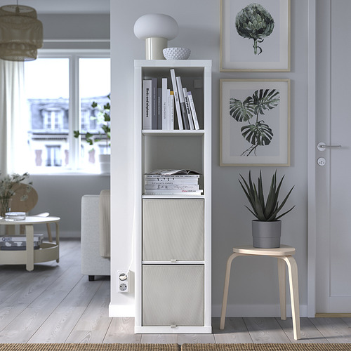 Elegante sala de estar con caja de almacenamiento KOSINGEN blanca, planta gris, impresiones artísticas, taburete de madera clara.