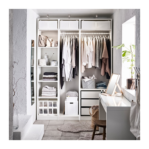 Armario ordenado con sistema PAX, estantes, espacio para colgar y contenedores. Ropa y plantas neutras.