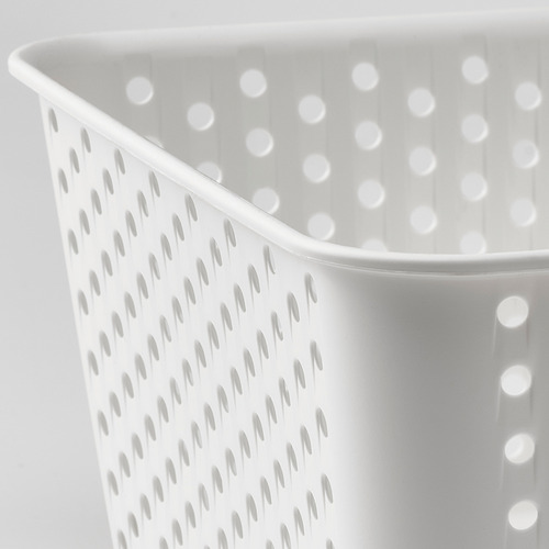 Primer plano de la cesta de almacenamiento perforada blanca; Plástico duradero y bien hecho con orificios espaciados uniformemente.