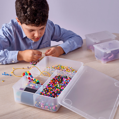 Niño elaborando joyas de cuentas con caja GLIS .
