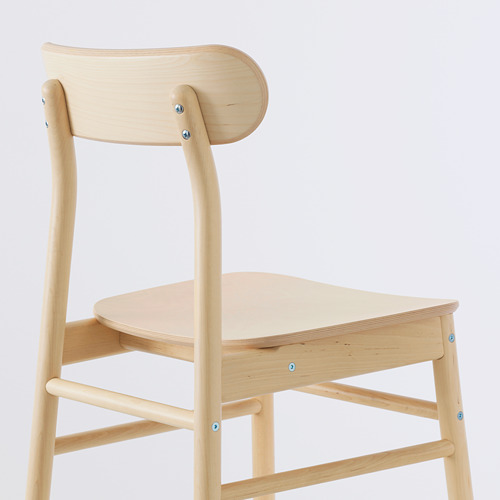 Silla de madera bien elaborada con bordes lisos y redondeados; El acabado claro resalta el grano natural.