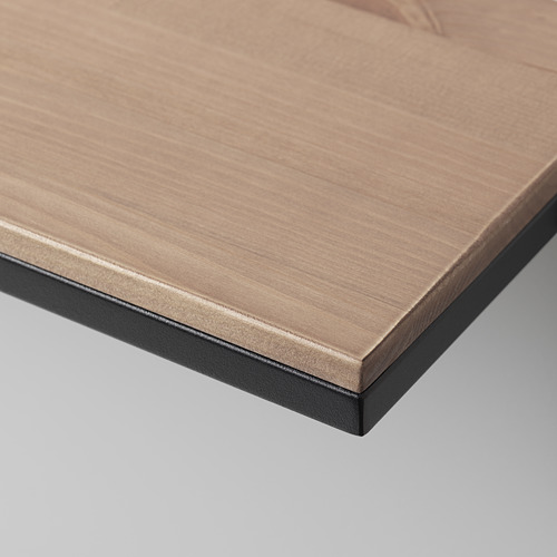 Primer plano de una estantería de madera rústica, que muestra una textura de grano natural y un marco resistente.