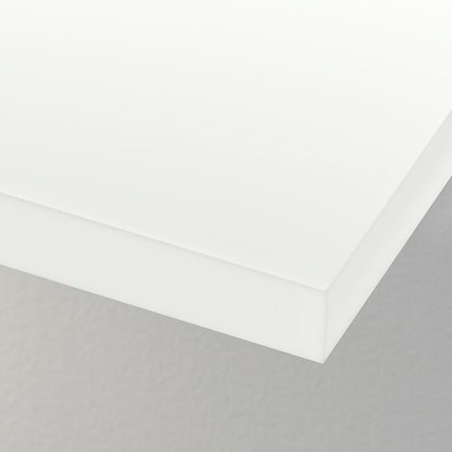 Una estantería de pared blanca minimalista, elegante y moderna, fijada con soportes ocultos, que se integra a la perfección en la pared.