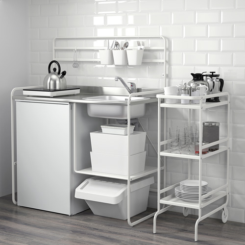Cocina compacta con fregadero, almacenaje y zona de cocción, ideal para espacios reducidos. Incluye estantes y utensilios para un uso eficiente.