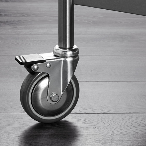 Primer plano de la rueda. Rueda de acero inoxidable. Diseño robusto y con cerradura. Ideal para muebles de cocina.