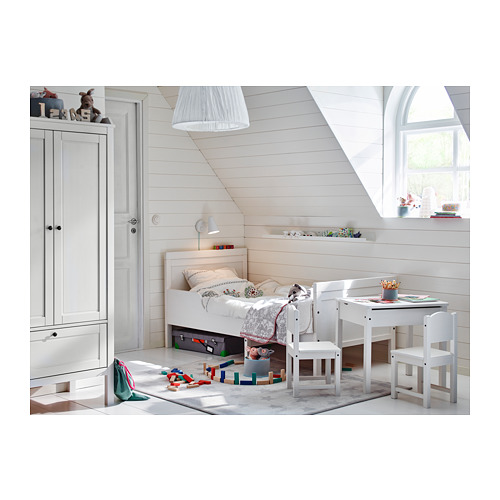 Acogedora habitación blanca para niños con muebles blancos: cama, escritorio, silla y armario. Brillante, limpio y acogedor.